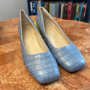 NWOT   BUTITI | Blue & Yellow Croc-Embossed Square-Toe Pump     ZL840